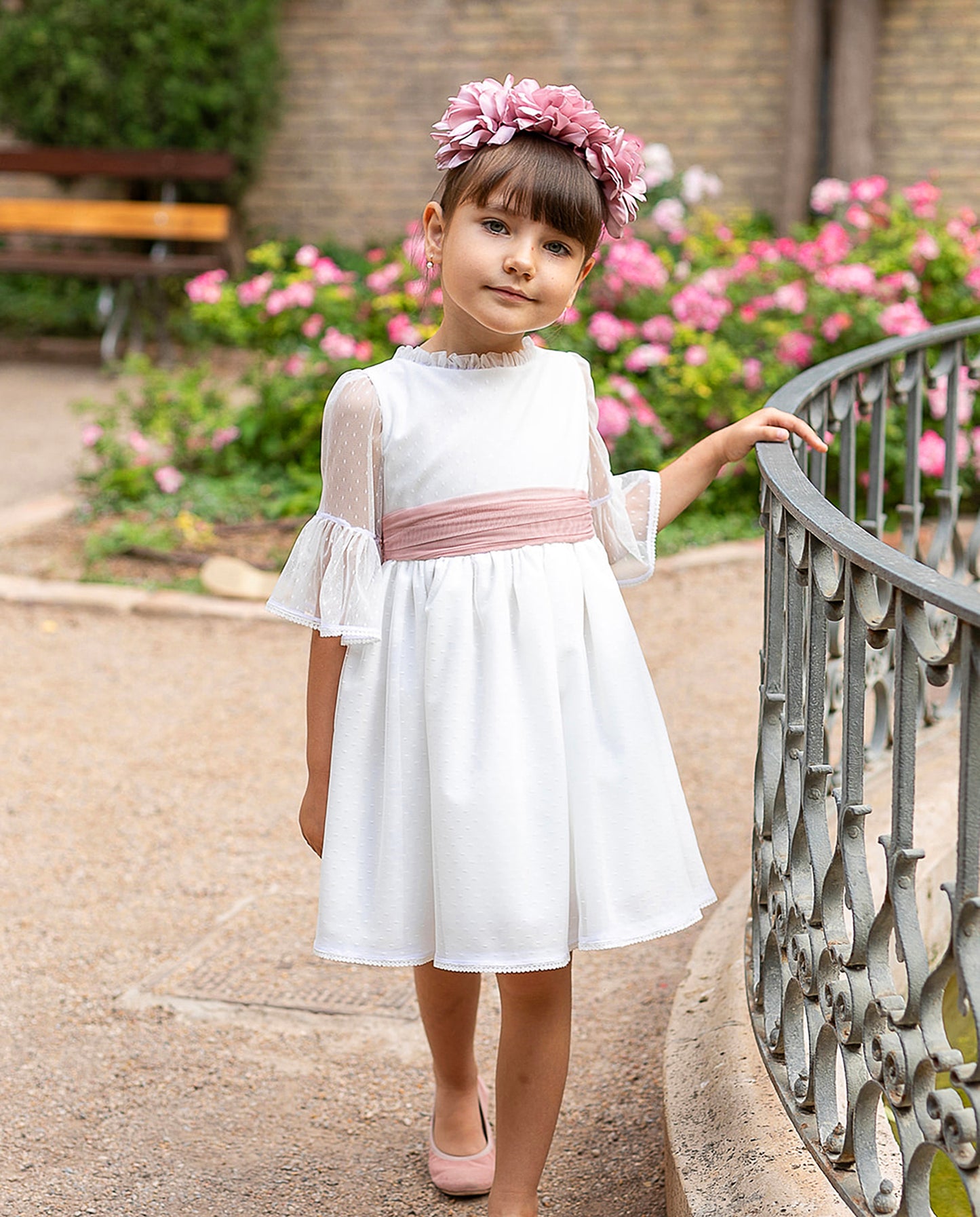 Vestido niña blanco y fajín rosa empolvado - de Coco Acqua Colección 2025 Ceremonia