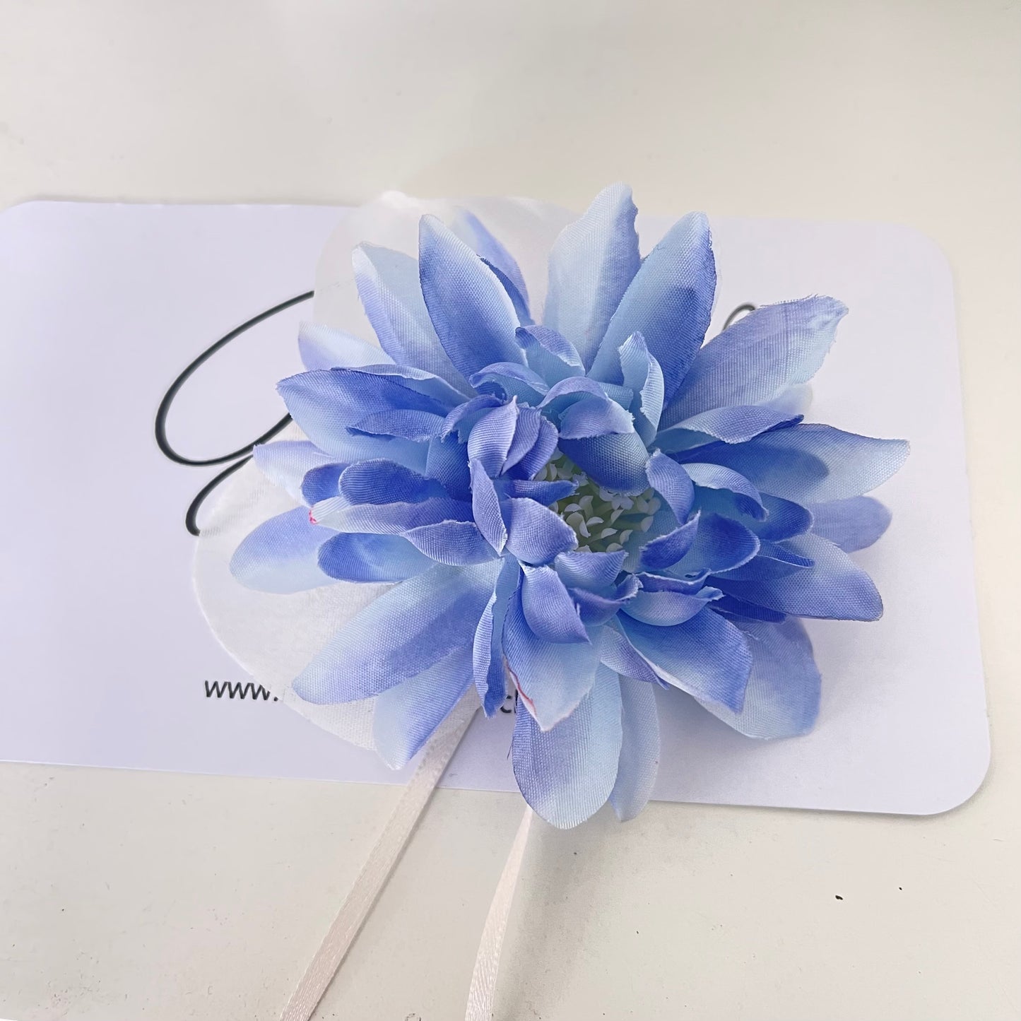 Broche en color azul