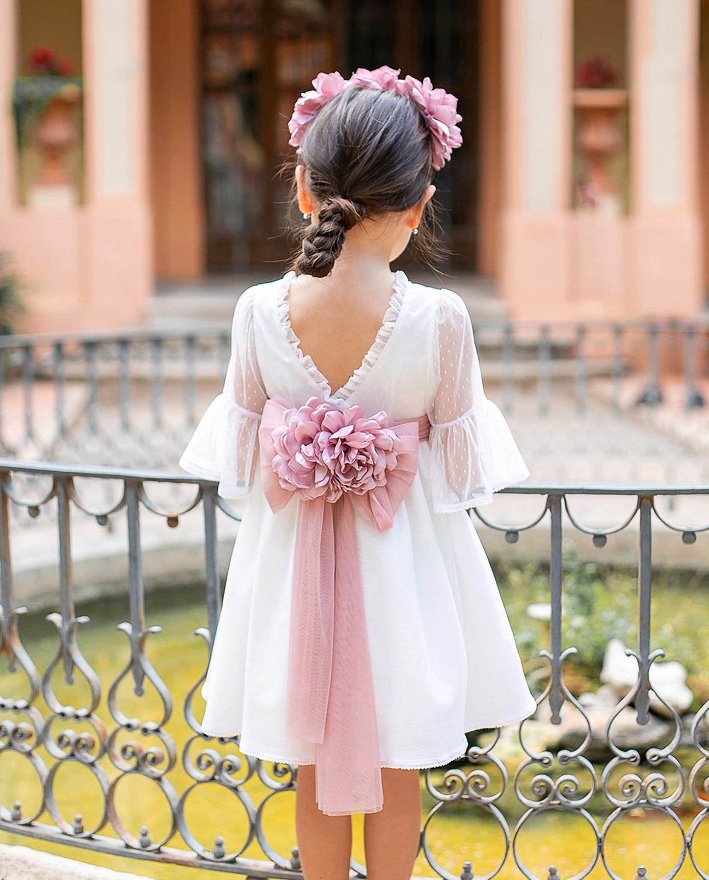 Vestido niña blanco y fajín rosa empolvado - de Coco Acqua Colección 2025 Ceremonia