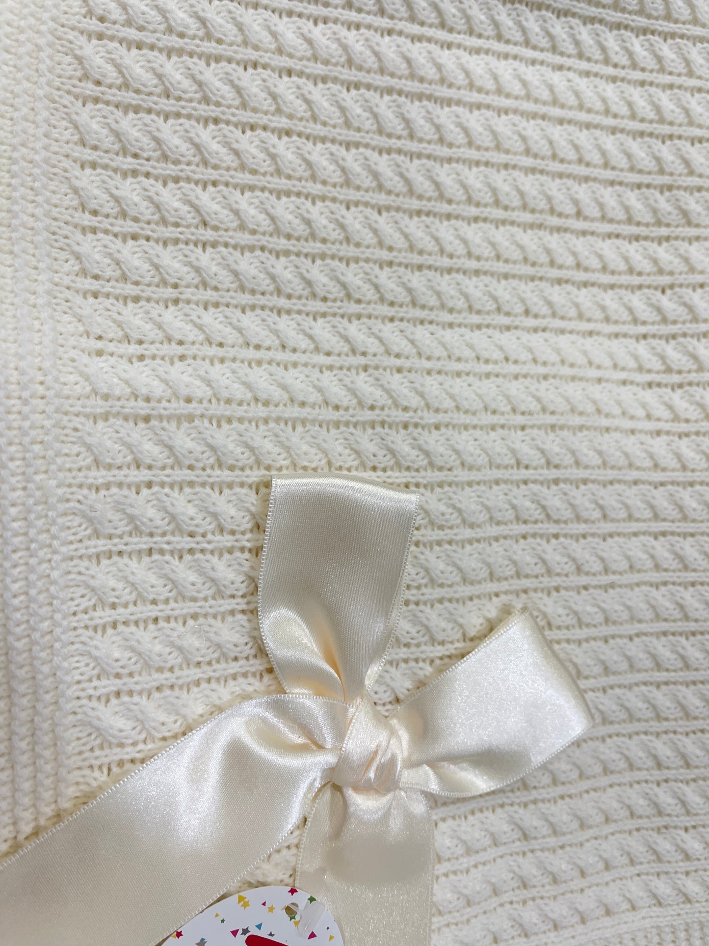 Toquilla en beige de hilo para bebé con lazo