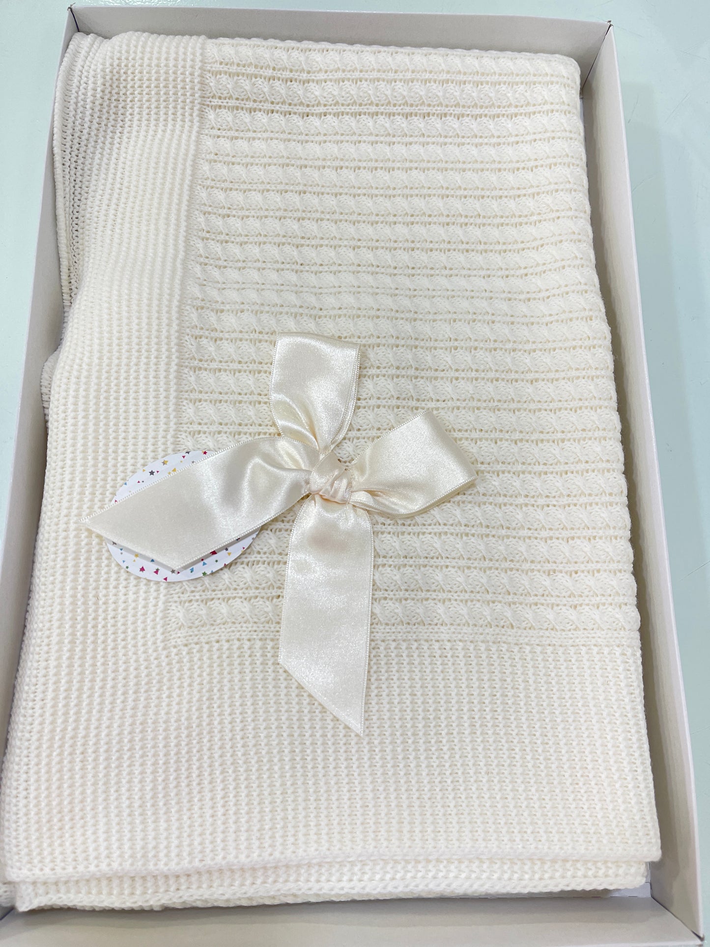 Toquilla en beige de hilo para bebé con lazo