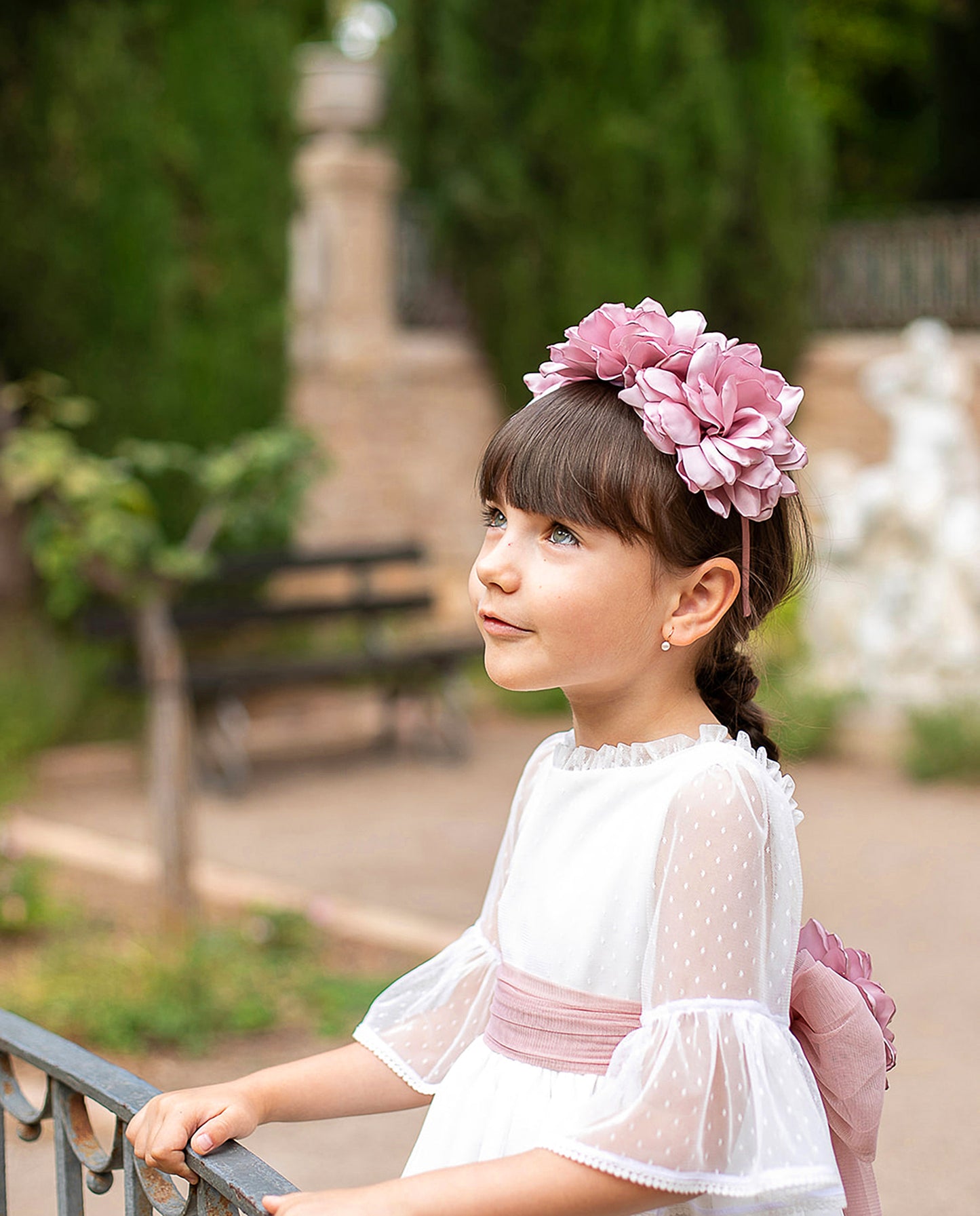 Vestido niña blanco y fajín rosa empolvado - de Coco Acqua Colección 2025 Ceremonia