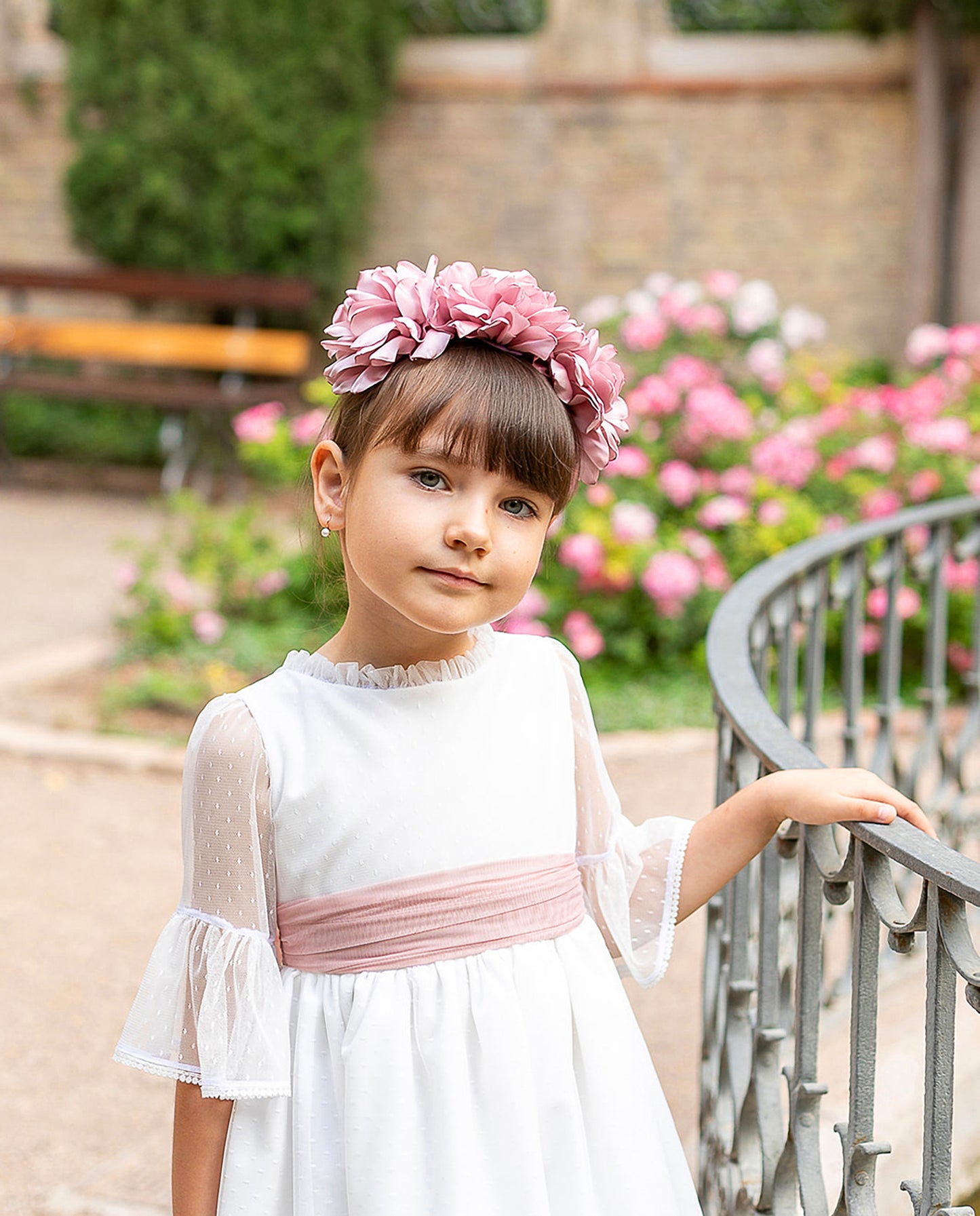 Vestido niña blanco y fajín rosa empolvado - de Coco Acqua Colección 2025 Ceremonia