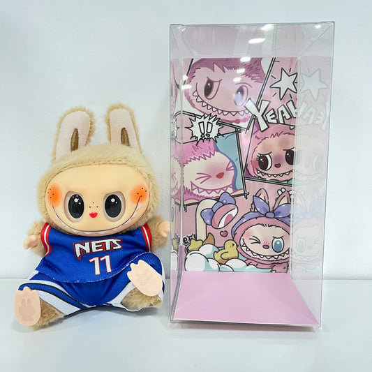 Labubu con ropa y sentados