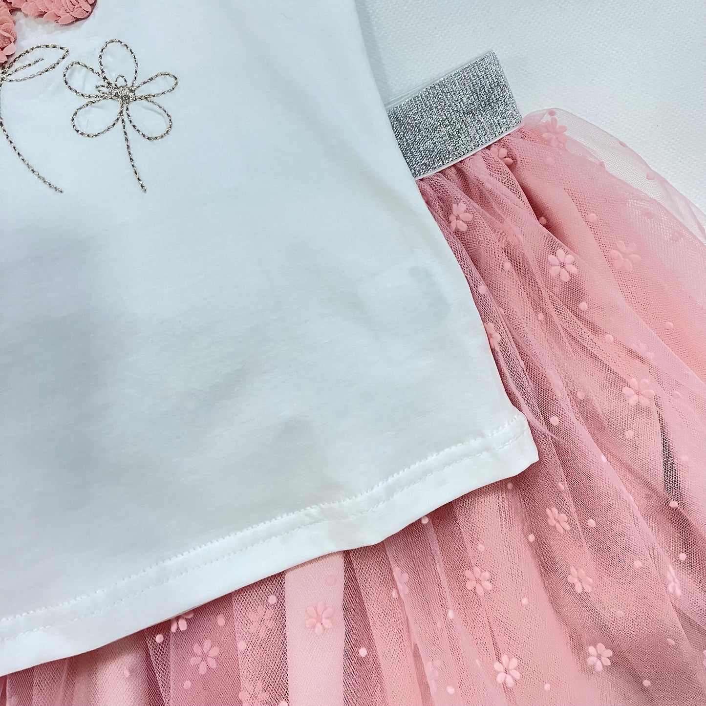 Conjunto niña camiseta blanco y falda en tul verde