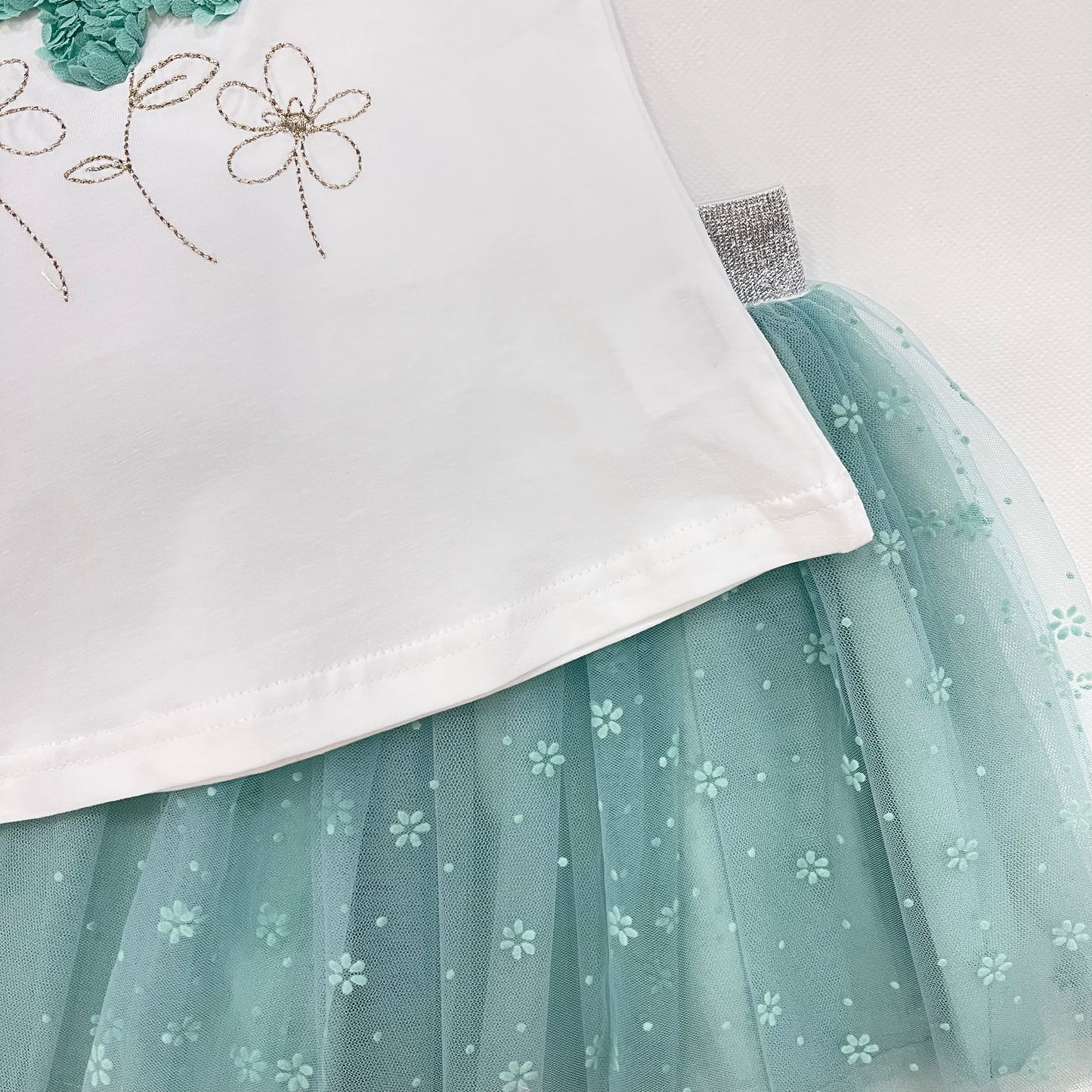 Conjunto niña camiseta blanco y falda en tul verde