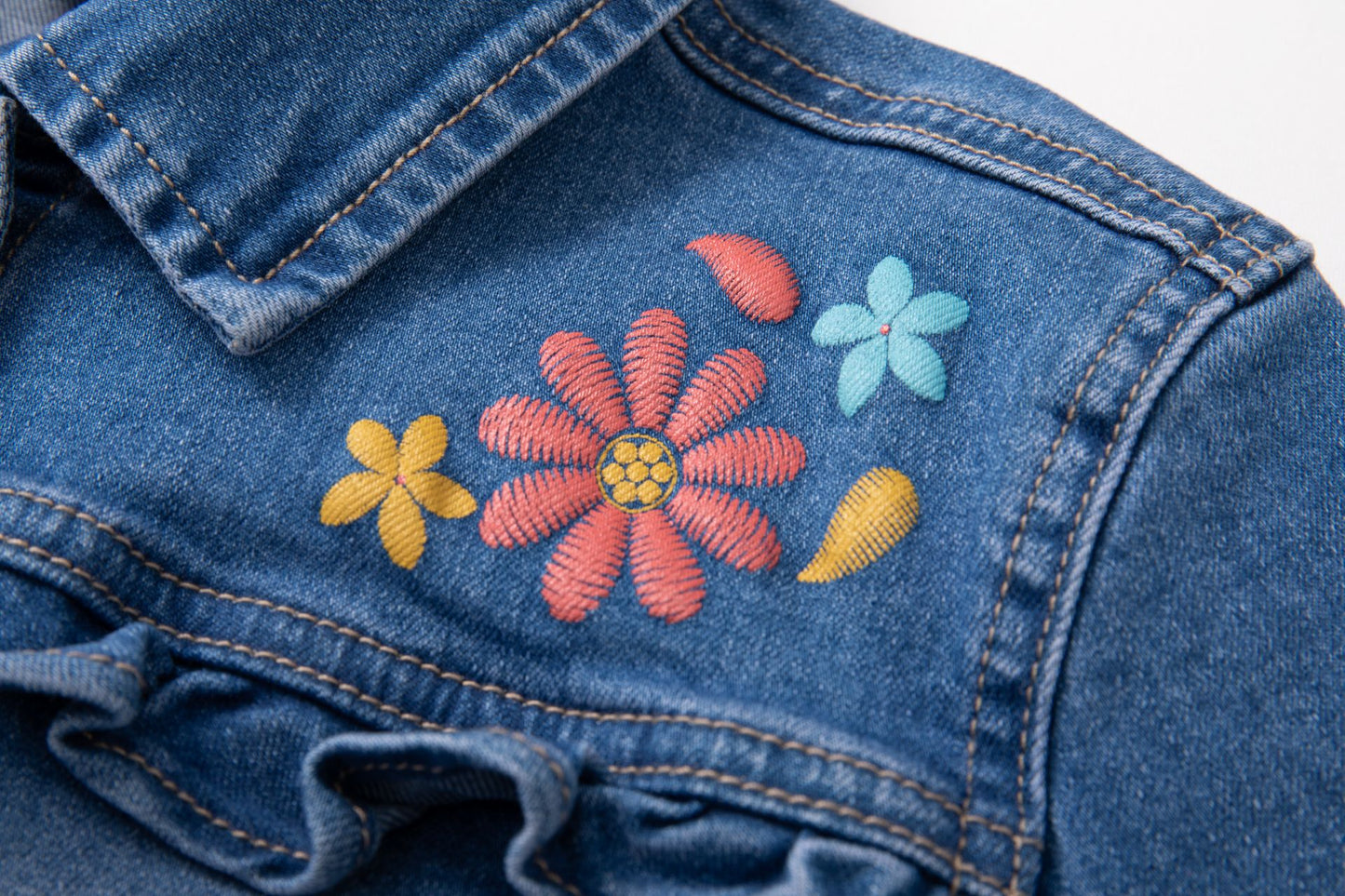 Cazadora vaquera de niñas con flores - Newness
