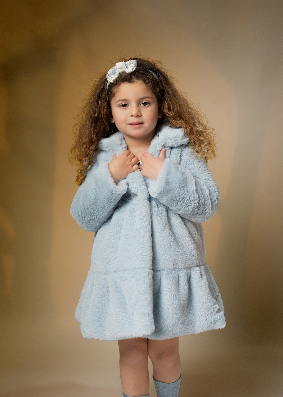 Abrigo azul de pelo para niña - Basmarti invierno 2024 - Frontal - Moda Infantil Chicle