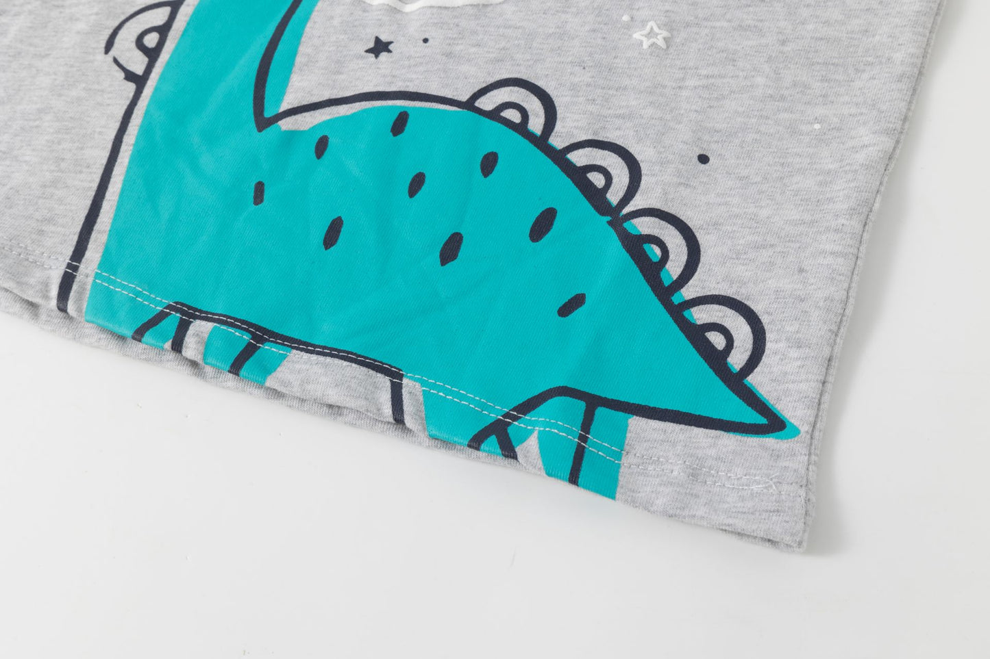 Camiseta gris Dino - Newness - Detalle 3 - Moda Infantil Chicle