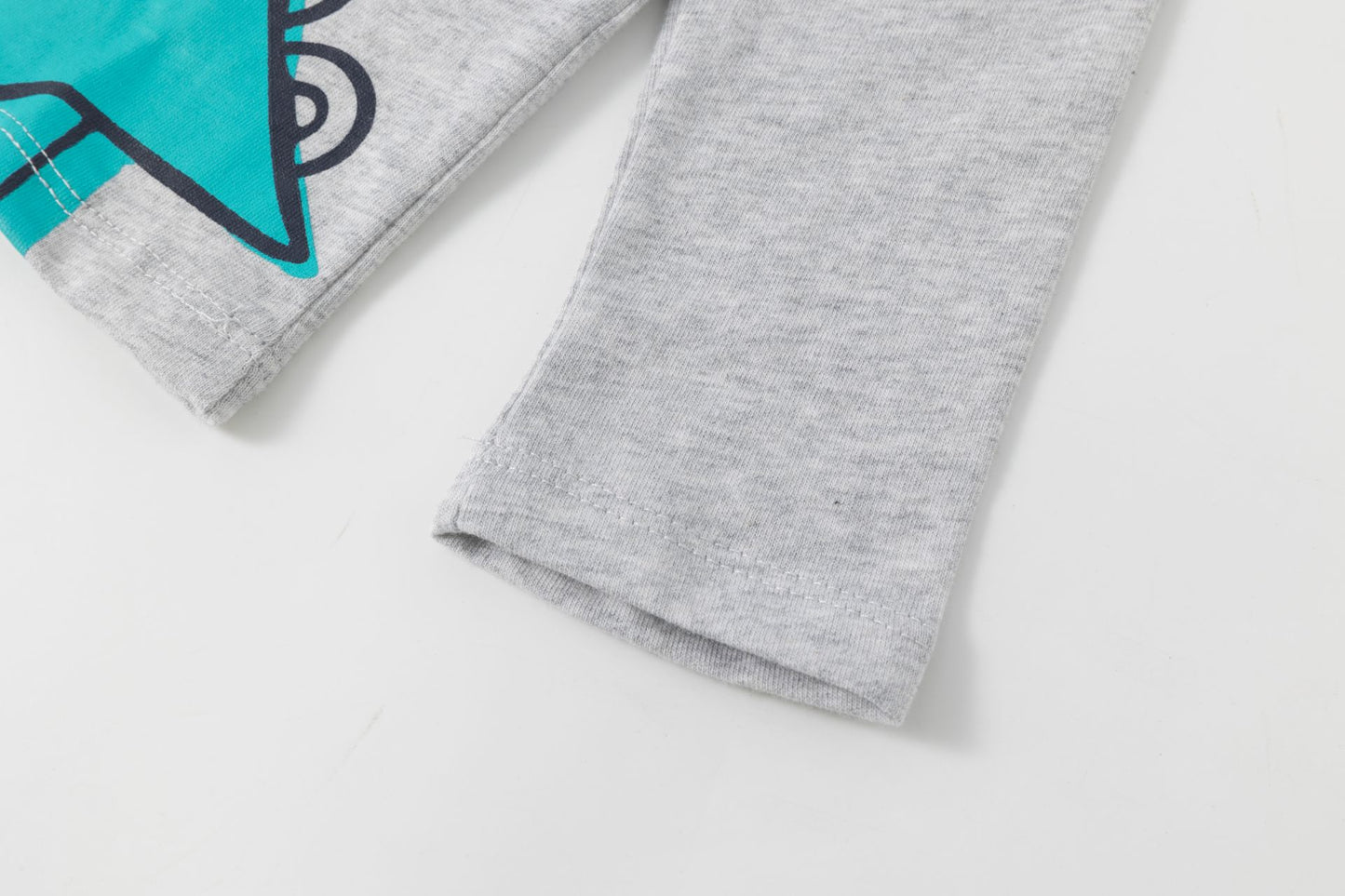 Camiseta gris Dino - Newness - Detalle 4 - Moda Infantil Chicle