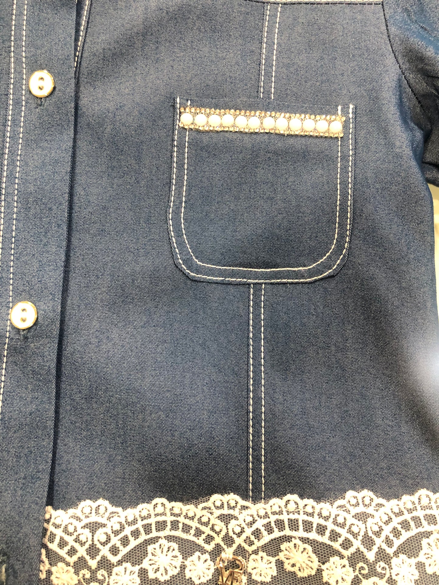 Cazadora denim color azul vaquero con puntillas - Nekenia - Detalle 2 - Moda Infantil Chicle