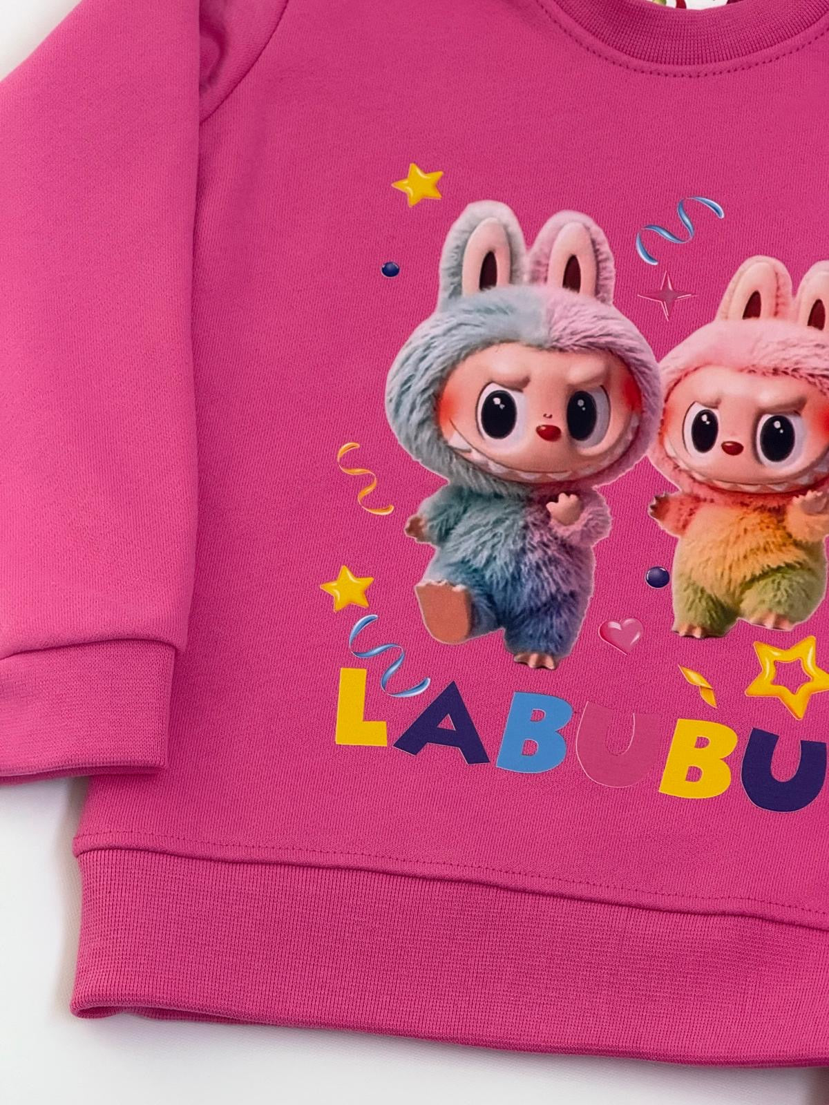 Chandal de Labubu en fucsia - Pronta moda - Detalle 2 - Moda Infantil Chicle