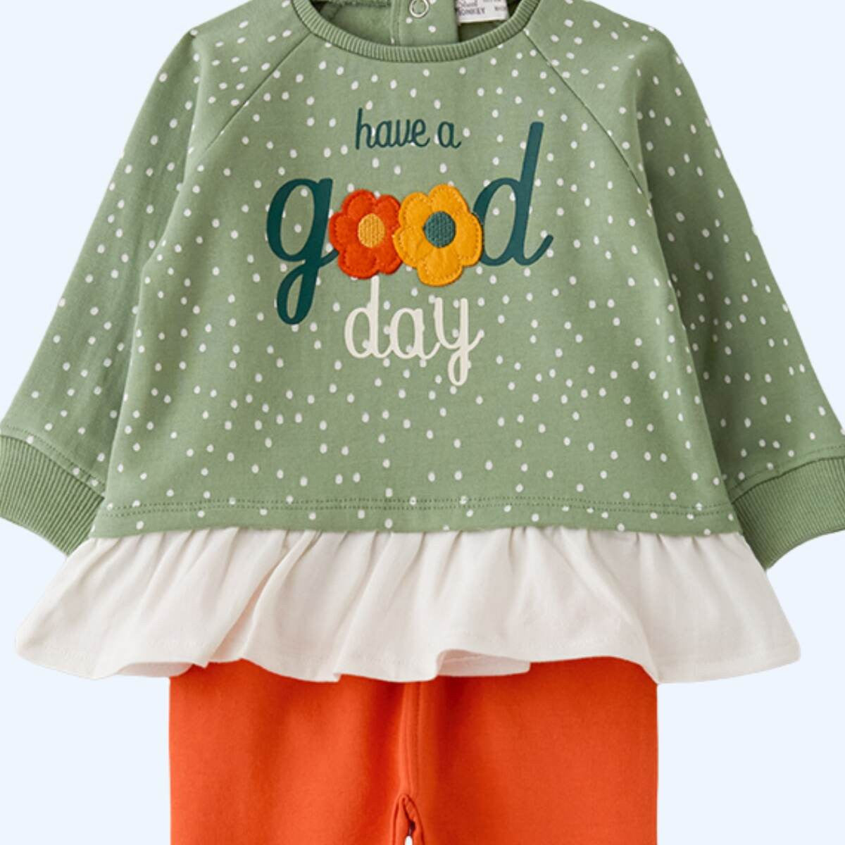 Chándal niña en verde y naranja - Street Monkey invierno 2024 - Detalle 2 - Moda Infantil Chicle