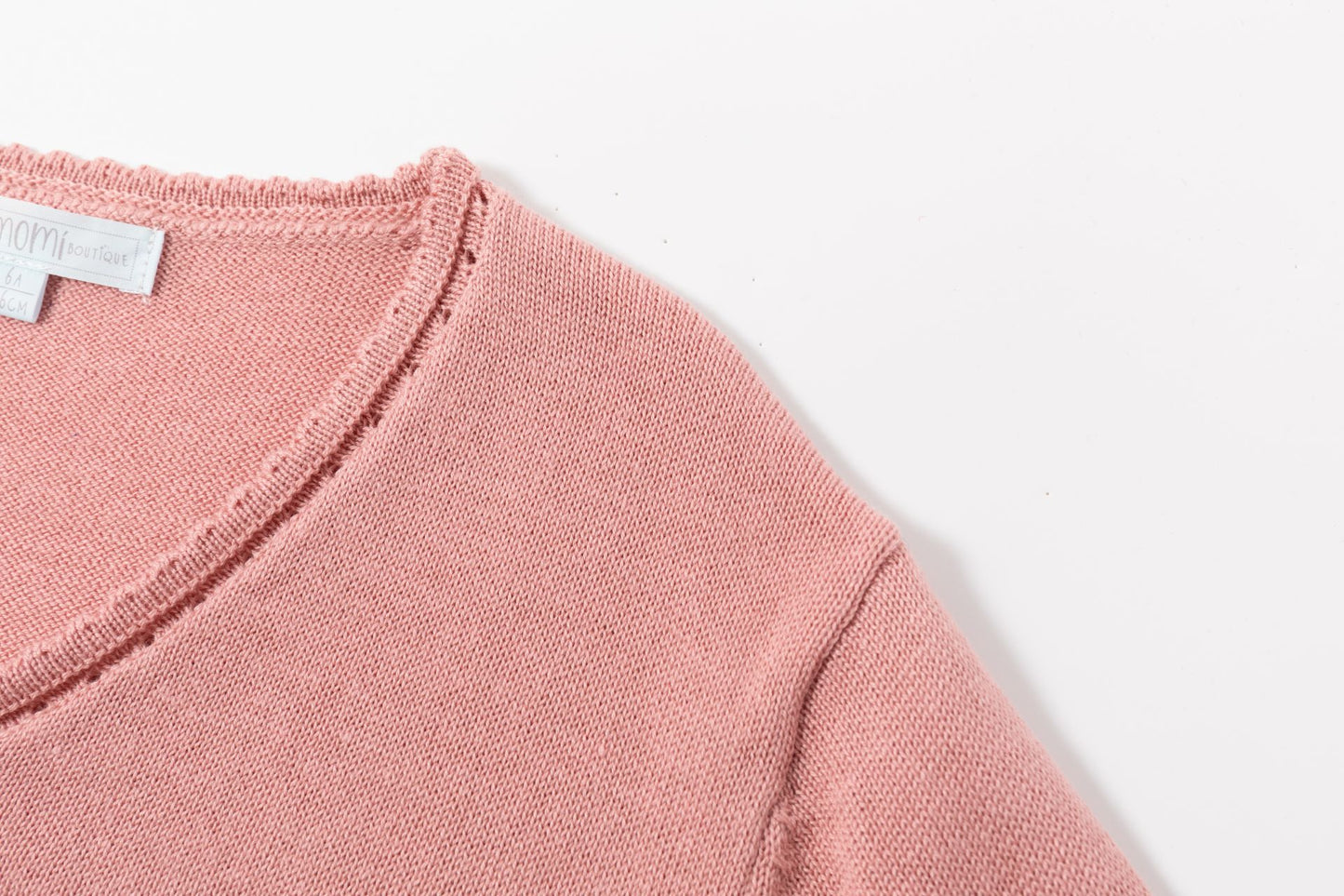 Chaqueta torera de niña en punto, de color rosa maquillaje de Newness - Detalle 3 - Moda Infantil Chicle