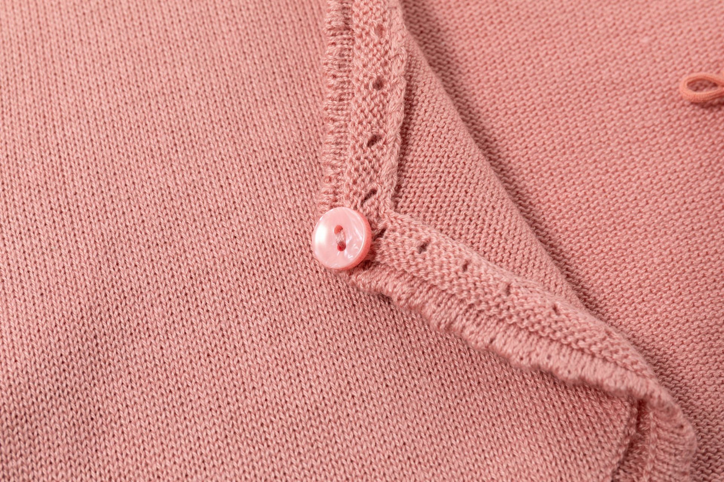 Chaqueta torera de niña en punto, de color rosa maquillaje de Newness - Detalle 5 - Moda Infantil Chicle
