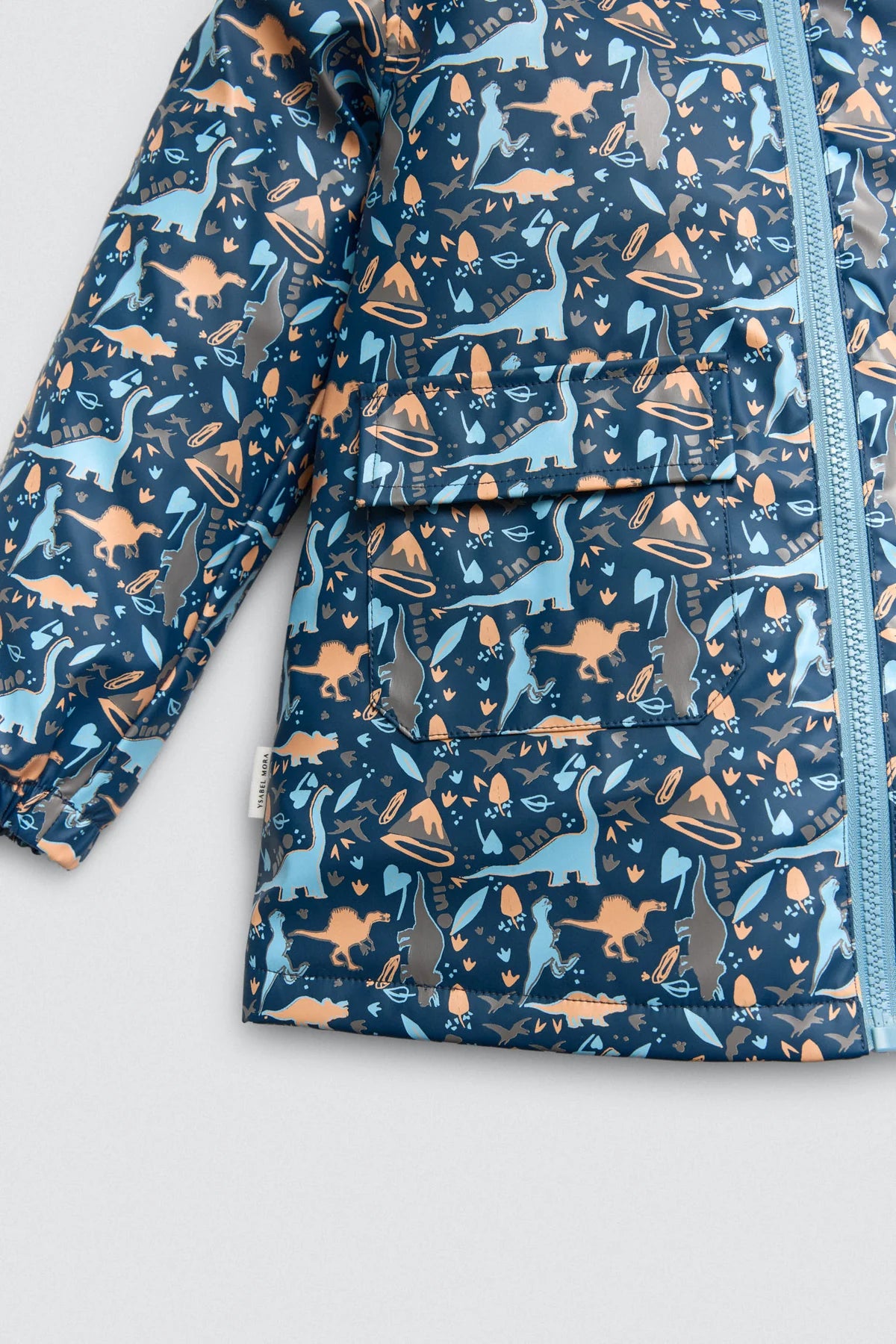 Chubasquero dinosaurios - Isabel Mora - Detalle 3 - Moda Infantil Chicle