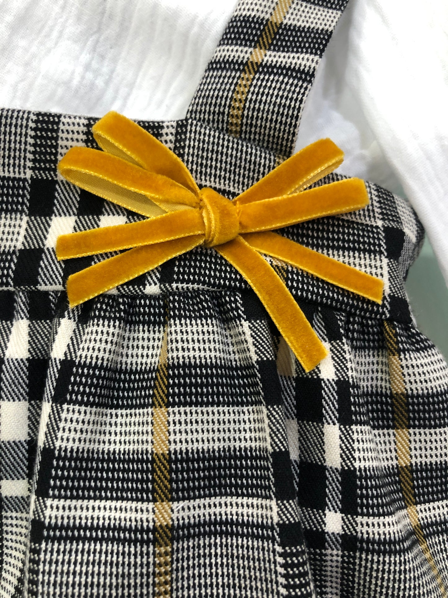 Conjunto niña bebé en blanco y falda a cuadros - Basmarti invierno 2024 - Detalle 2 - Moda Infantil Chicle