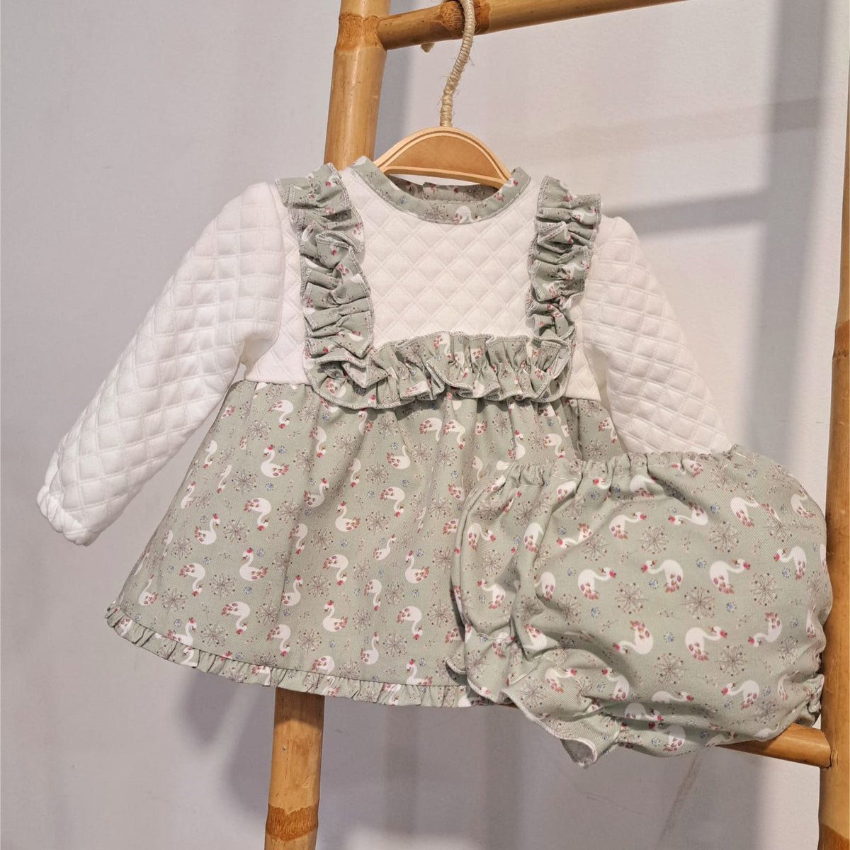 Jesusito bebé con gansos - Baby Ferr - Frontal - Moda Infantil Chicle