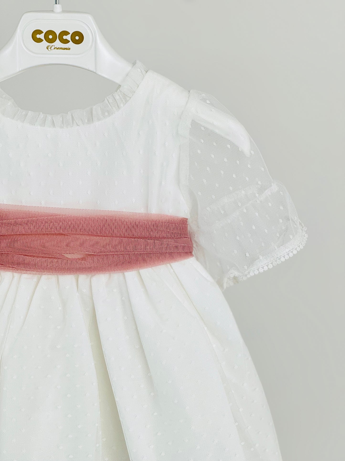 Jesusito con fajín de tul en rosa maquillaje - Coco Acqua 2025 - Detalle 1 - Moda Infantil Chicle