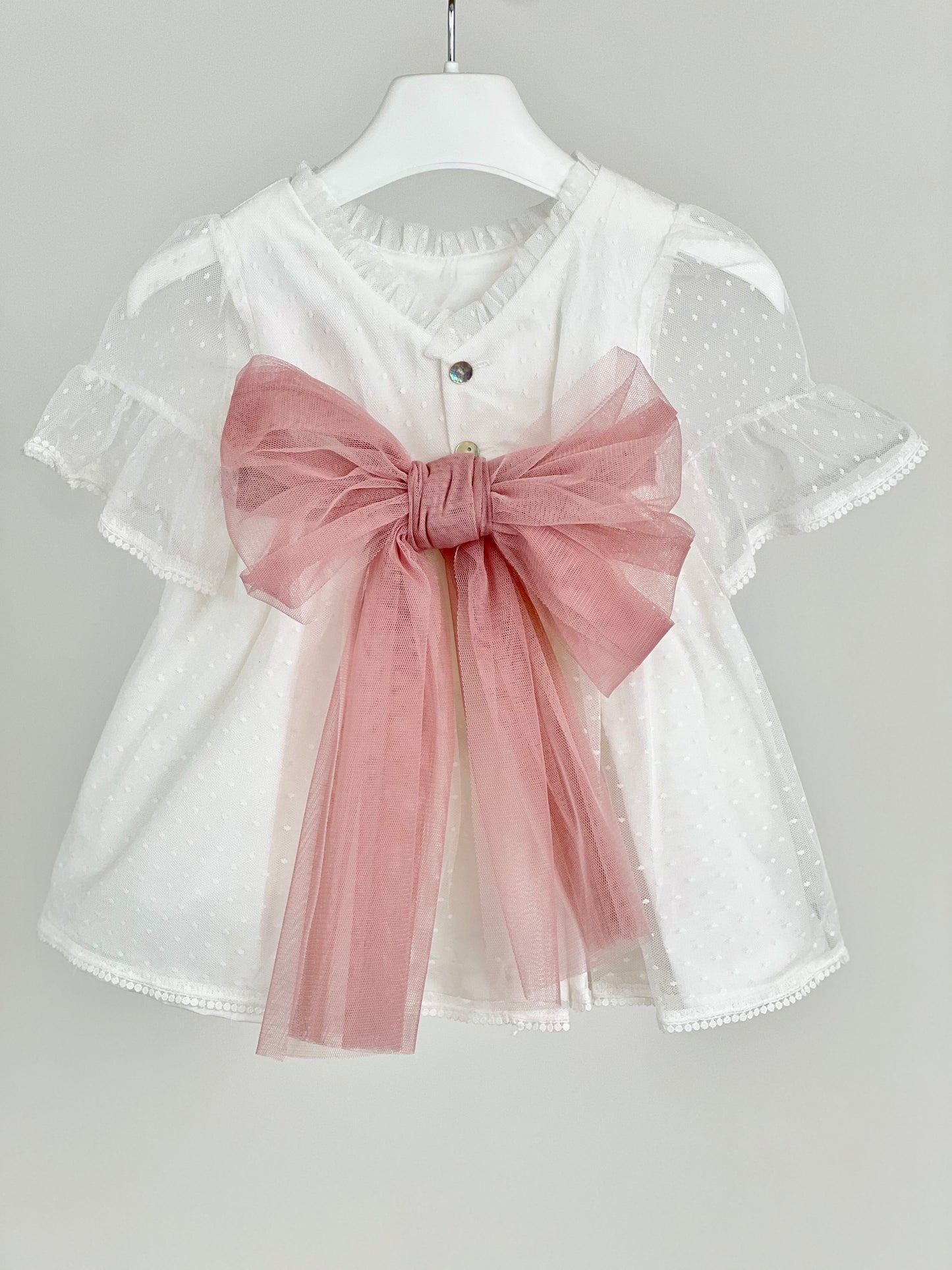 Jesusito con fajín de tul en rosa maquillaje - Coco Acqua 2025 - Detalle 3 - Moda Infantil Chicle