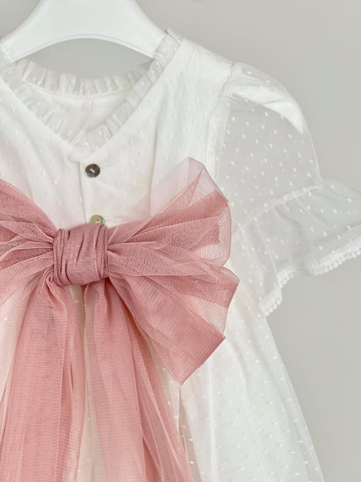 Jesusito con fajín de tul en rosa maquillaje - Coco Acqua 2025 - Detalle 4 - Moda Infantil Chicle