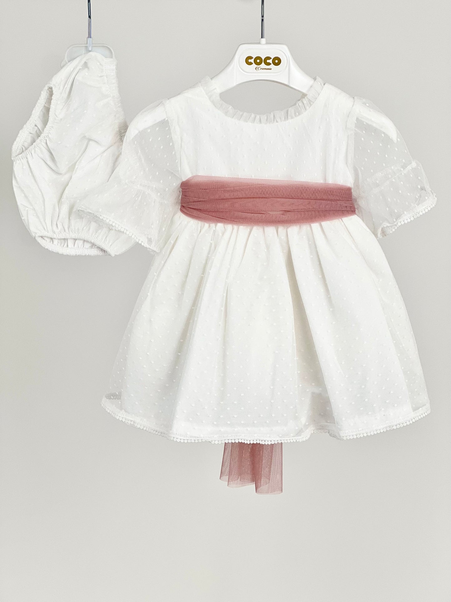 Jesusito con fajín de tul en rosa maquillaje - Coco Acqua 2025 - Frontal - Moda Infantil Chicle