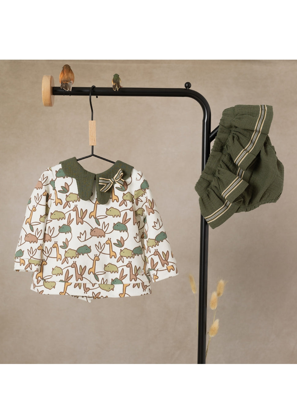 Jesusito en verdes - Basmarti invierno 2024 - Frontal - Moda Infantil Chicle