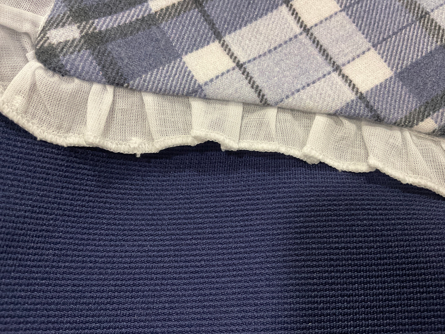 Vestido de niña con cuello grande de cuadros - Cuka invierno 2024 - Detalle 1 - Moda Infantil Chicle