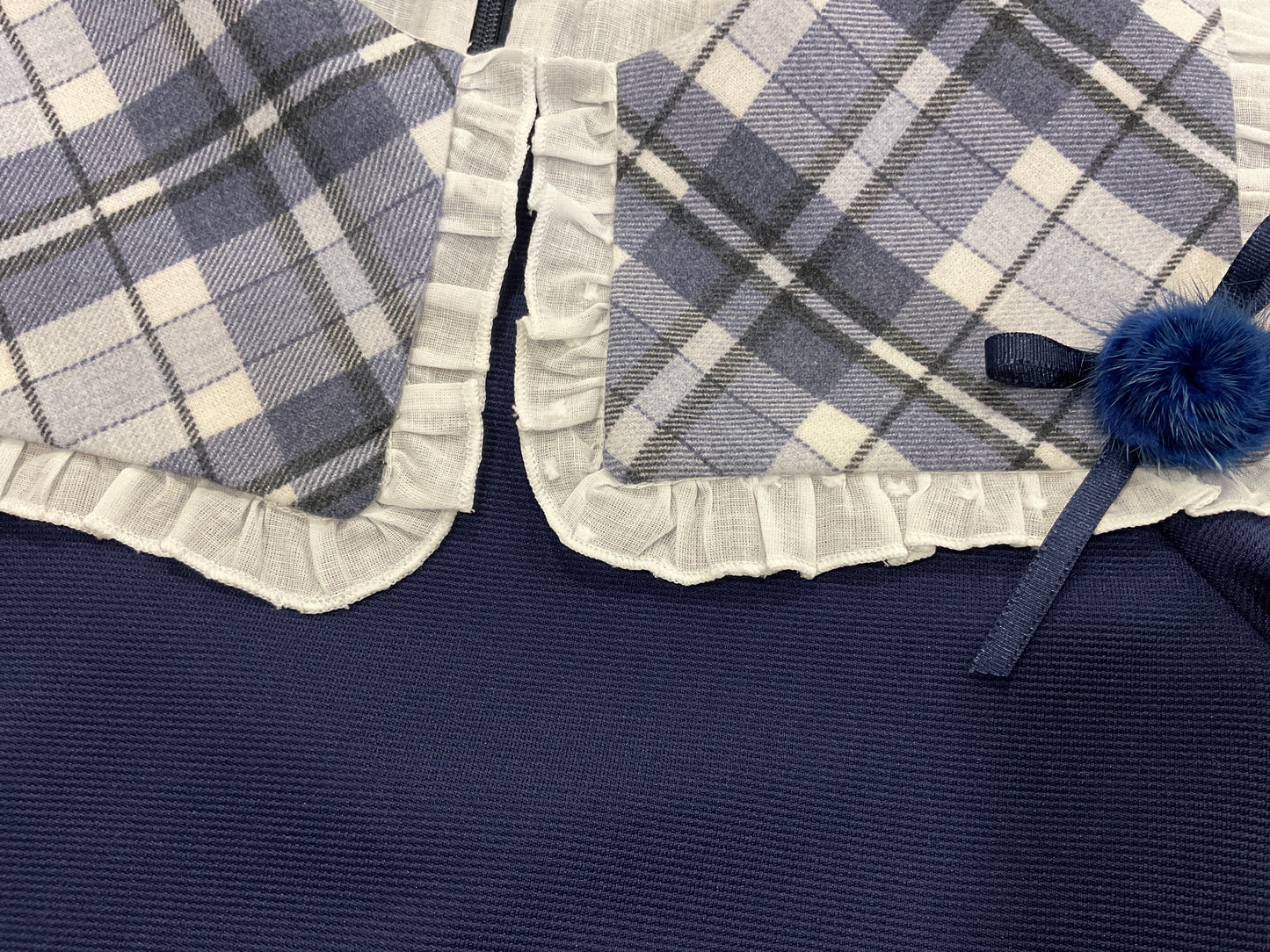 Vestido de niña con cuello grande de cuadros - Cuka invierno 2024 - Detalle 2 - Moda Infantil Chicle