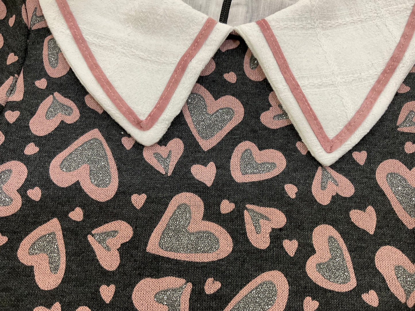 Vestido de niña corazones - Basmarti invierno 2024 - Detalle 1 - Moda Infantil Chicle