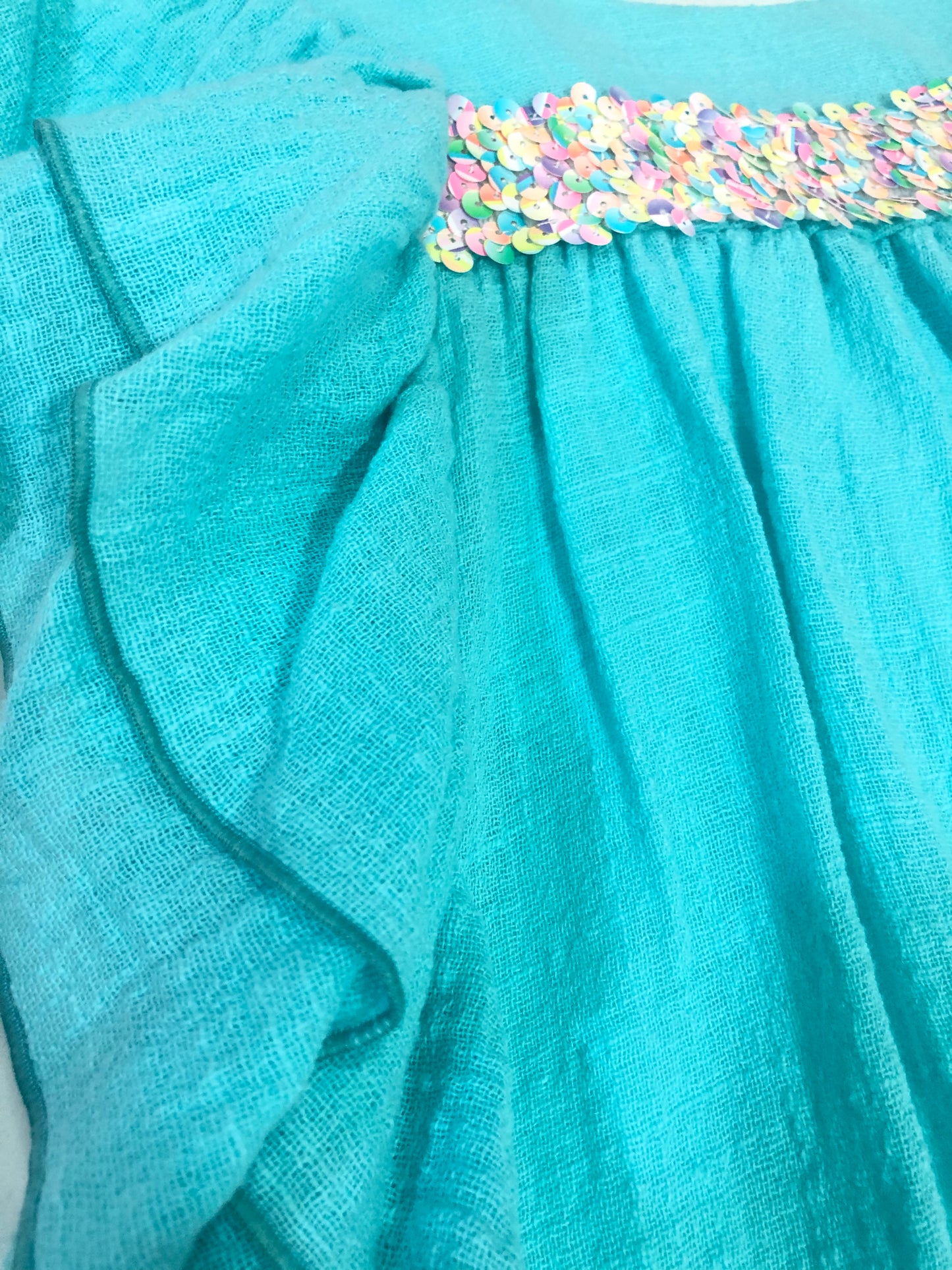 Vestido de niña en turquesa de Nekenia 2023 - Detalle 1 - Moda Infantil Chicle