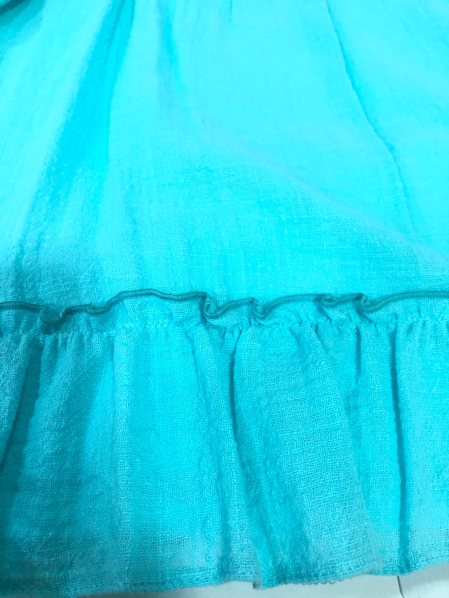 Vestido de niña en turquesa de Nekenia 2023 - Detalle 2 - Moda Infantil Chicle