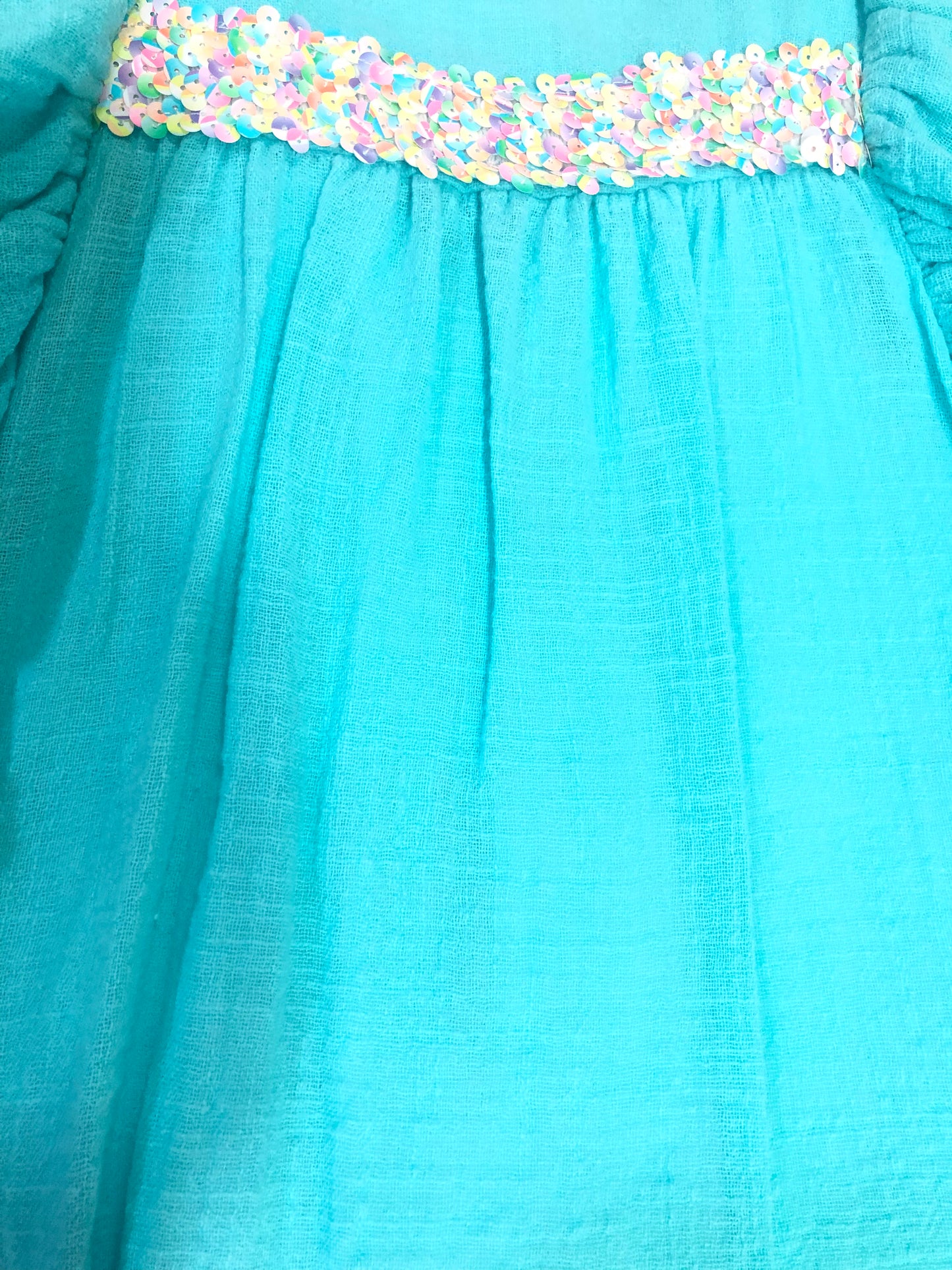 Vestido de niña en turquesa de Nekenia 2023 - Detalle 3 - Moda Infantil Chicle