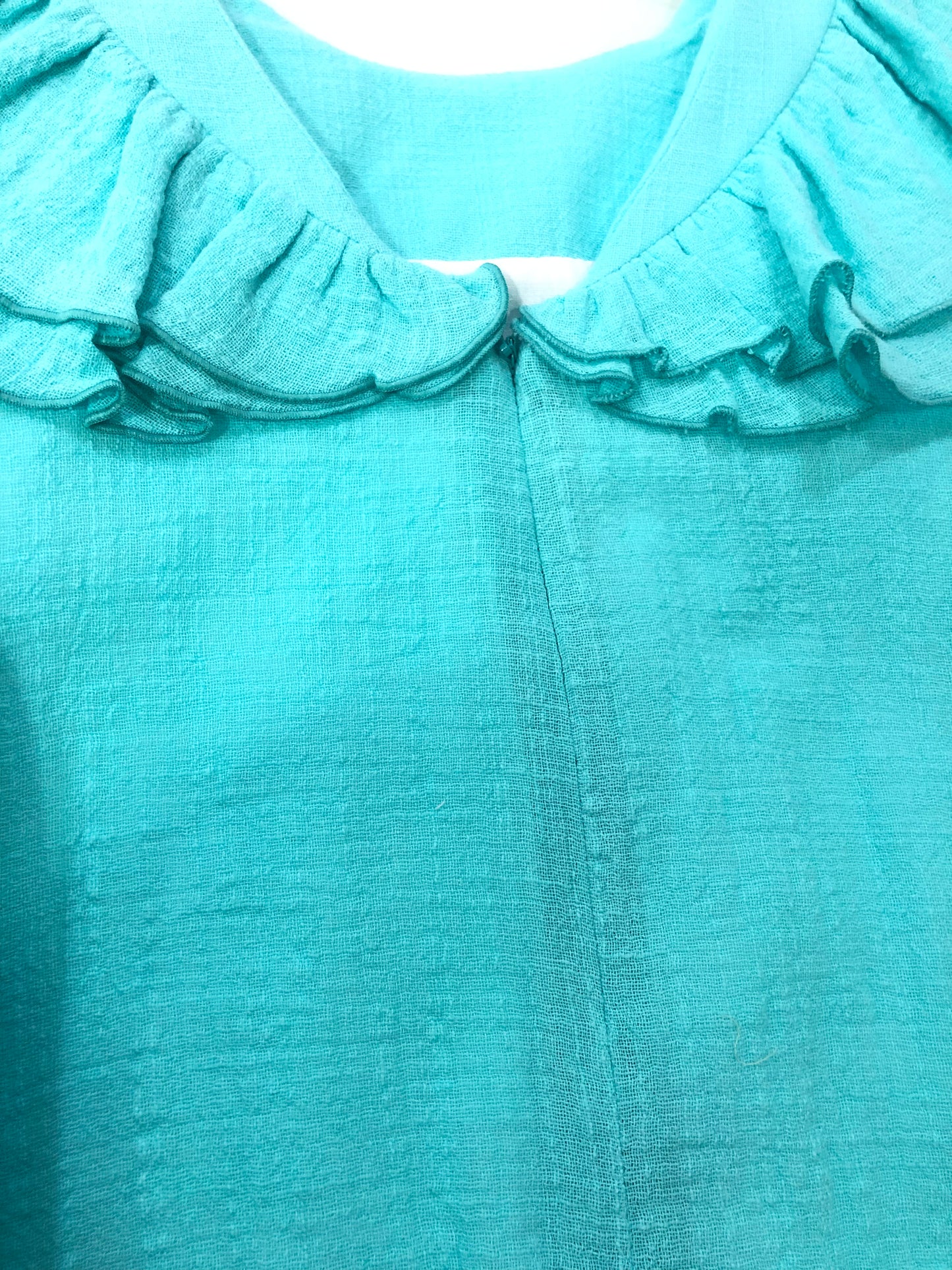 Vestido de niña en turquesa de Nekenia 2023 - Detalle 4 - Moda Infantil Chicle