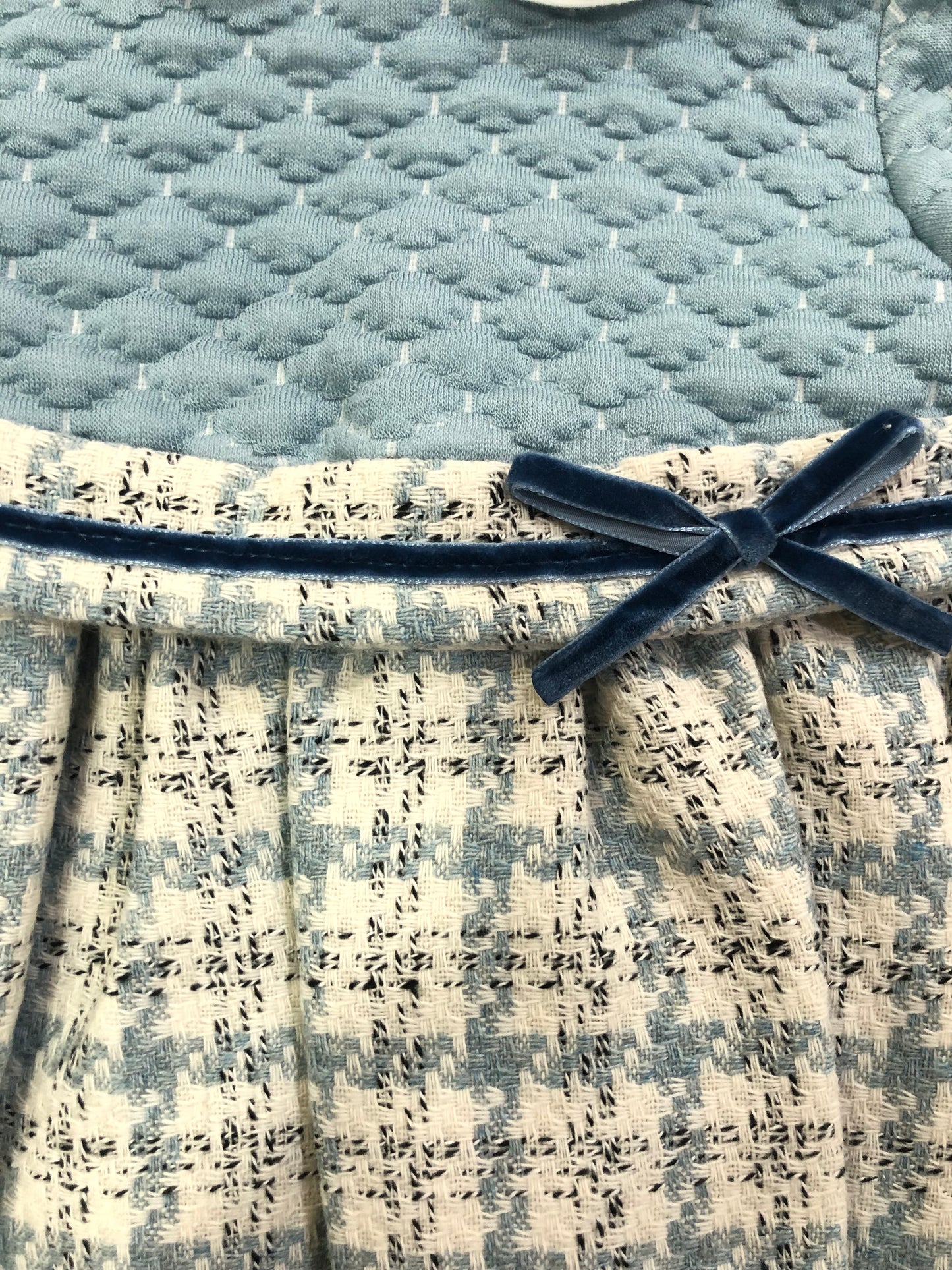 Vestido niña bebé en tonos azules - Basmarti invierno 2024 - Detalle 1 - Moda Infantil Chicle