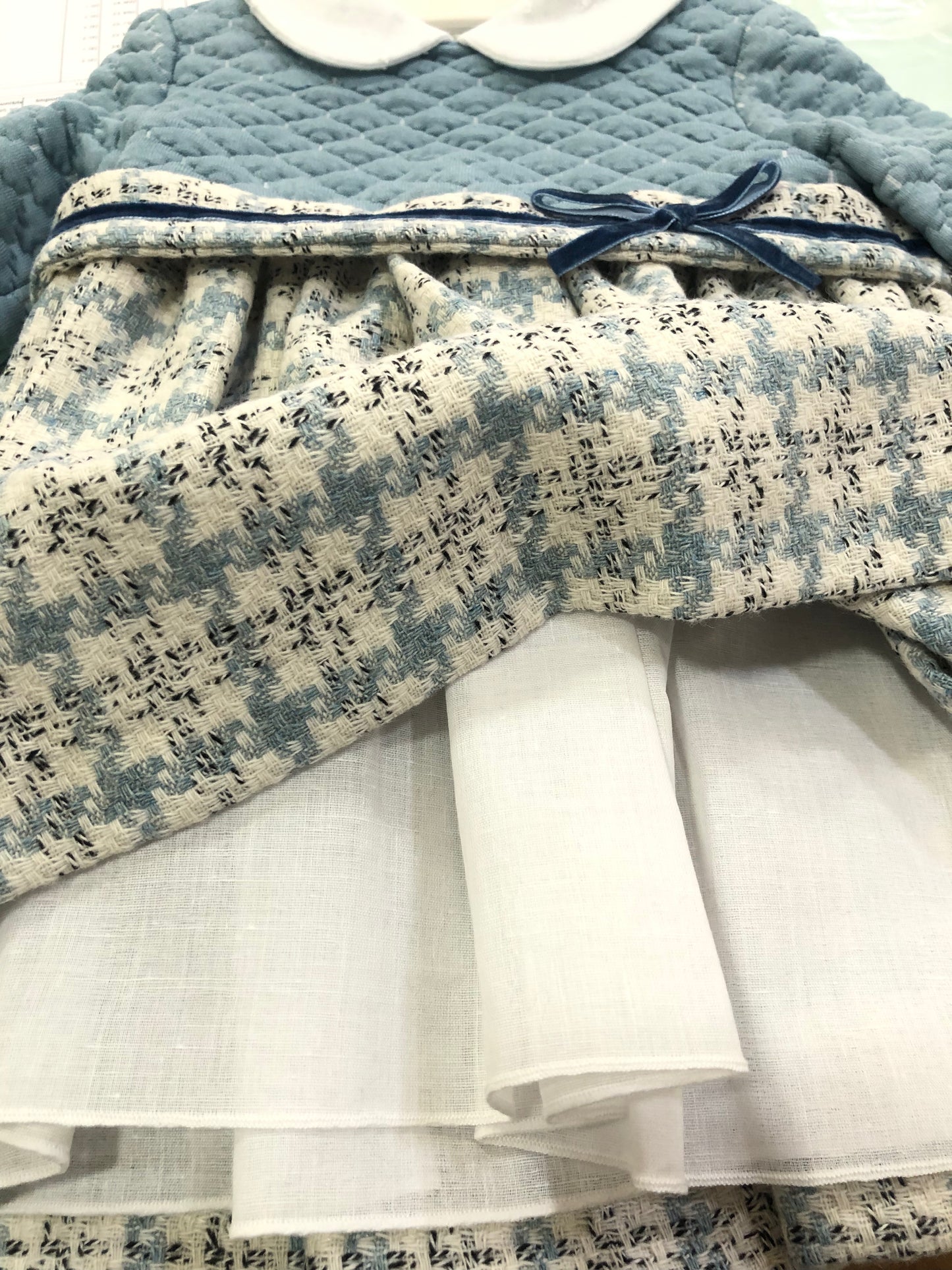 Vestido niña bebé en tonos azules - Basmarti invierno 2024 - Detalle 5 - Moda Infantil Chicle