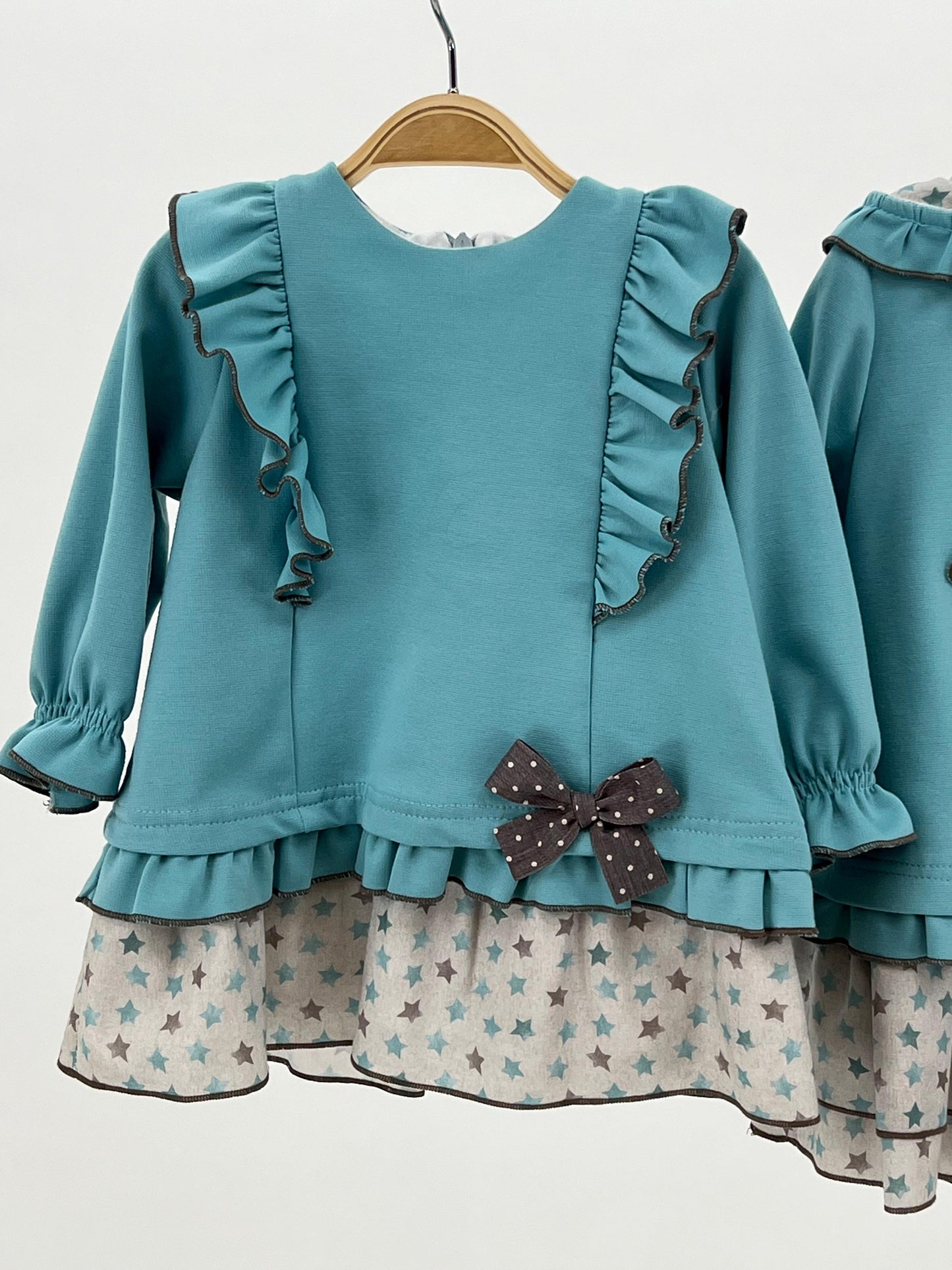 vestido niña bebé en turquesa - Cuka invierno 2024 - Detalle 1 - Moda Infantil Chicle