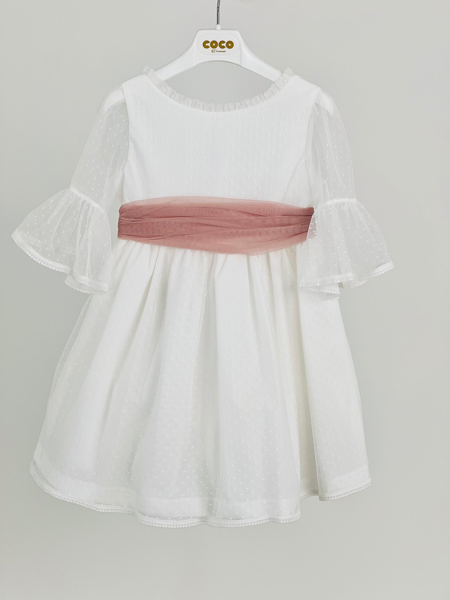 Vestido niña blanco y fajín rosa empolvado - de Coco Acqua Colección 2025 Ceremonia - Detalle 4 - Moda Infantil Chicle