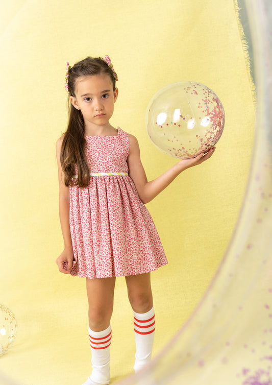 Vestido niña de tirantes con estampado de flores - Cuka verano 2024 - Frontal - Moda Infantil Chicle