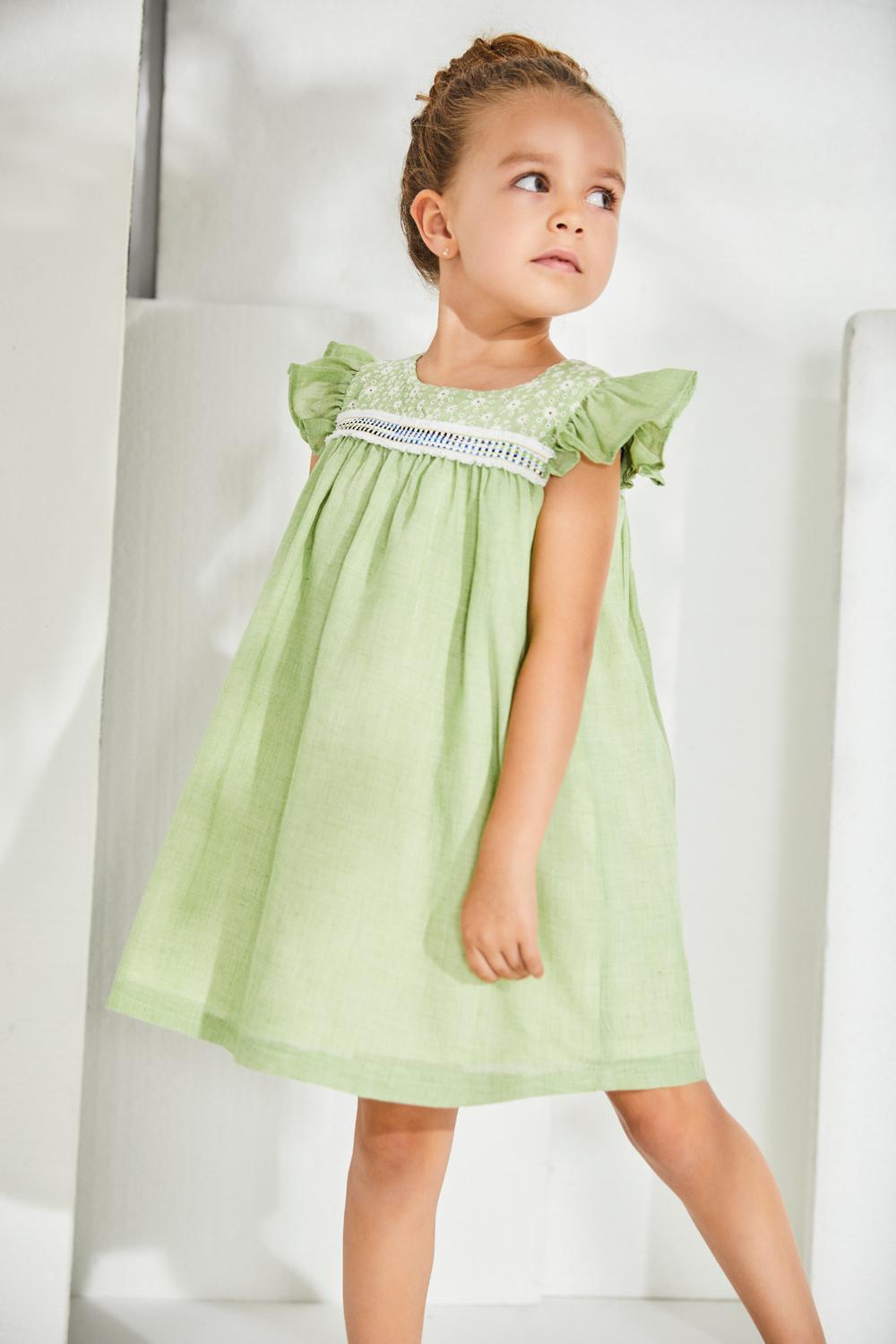 Vestido niña en color verde - Nekenia primavera 2023 - Detalle 2 - Moda Infantil Chicle