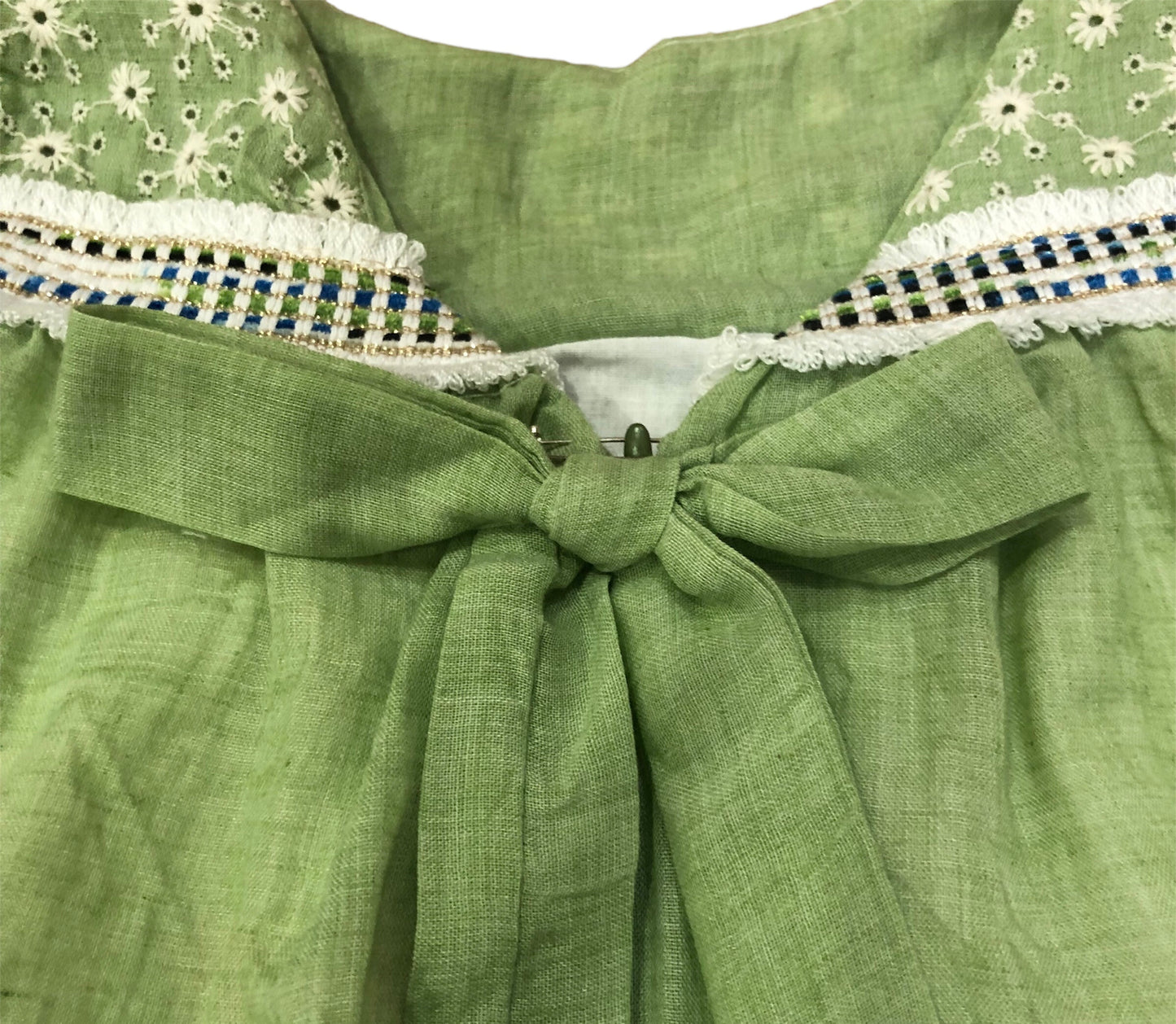 Vestido niña en color verde - Nekenia primavera 2023 - Detalle 3 - Moda Infantil Chicle
