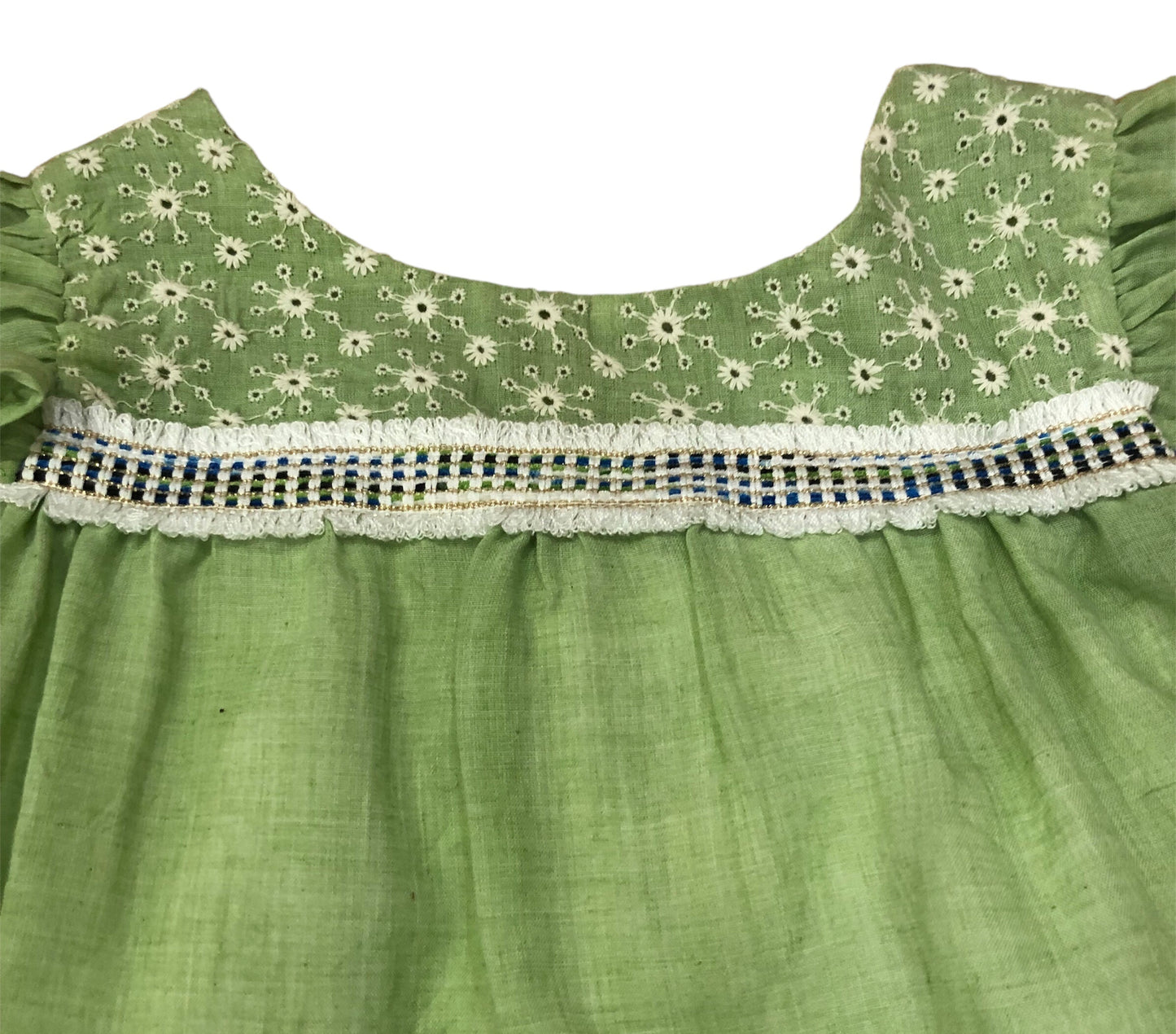Vestido niña en color verde - Nekenia primavera 2023 - Detalle 4 - Moda Infantil Chicle