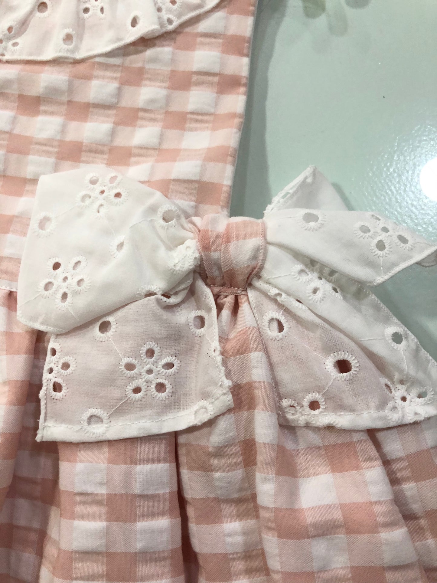 Vestido niña en rosa empolvado y blanco - Babiné verano 2023 - Detalle 5 - Moda Infantil Chicle