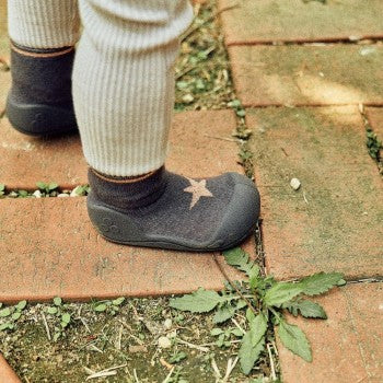 Zapatos Attipas · OOShiny Star Charcoal - Detalle 4 - Moda Infantil Chicle