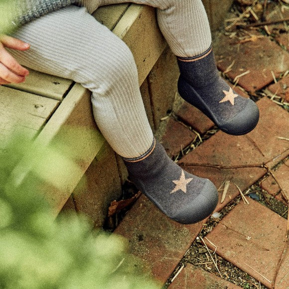 Zapatos Attipas · OOShiny Star Charcoal - Detalle 6 - Moda Infantil Chicle
