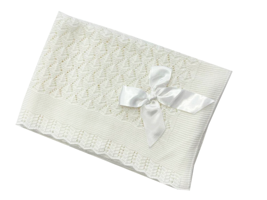 Toquilla en beige de hilo para bebé con lazo
