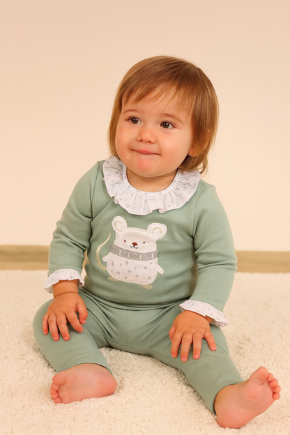 Chanda bebé en verde con ratón- Pequeños Piratas