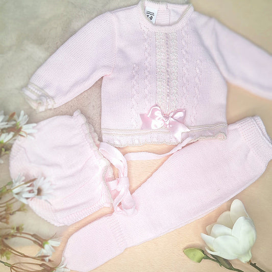 Conjunto de tres piezas en beige con lazo