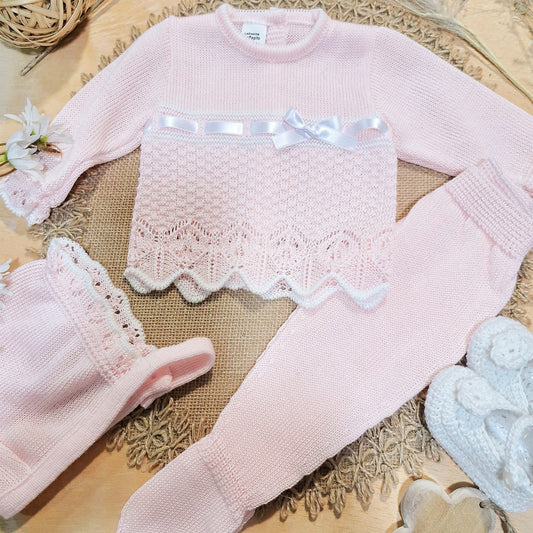 Conjunto de tres piezas en rosa, con lacito en blanco
