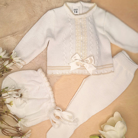Conjunto de tres piezas en beige con lazo